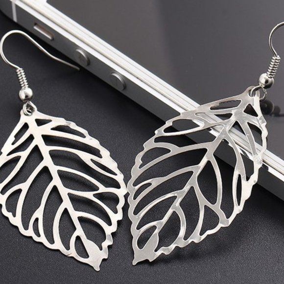 Lightweight Silver Metal Leaf Dangle Earrings NEW - Picture 3 of 7